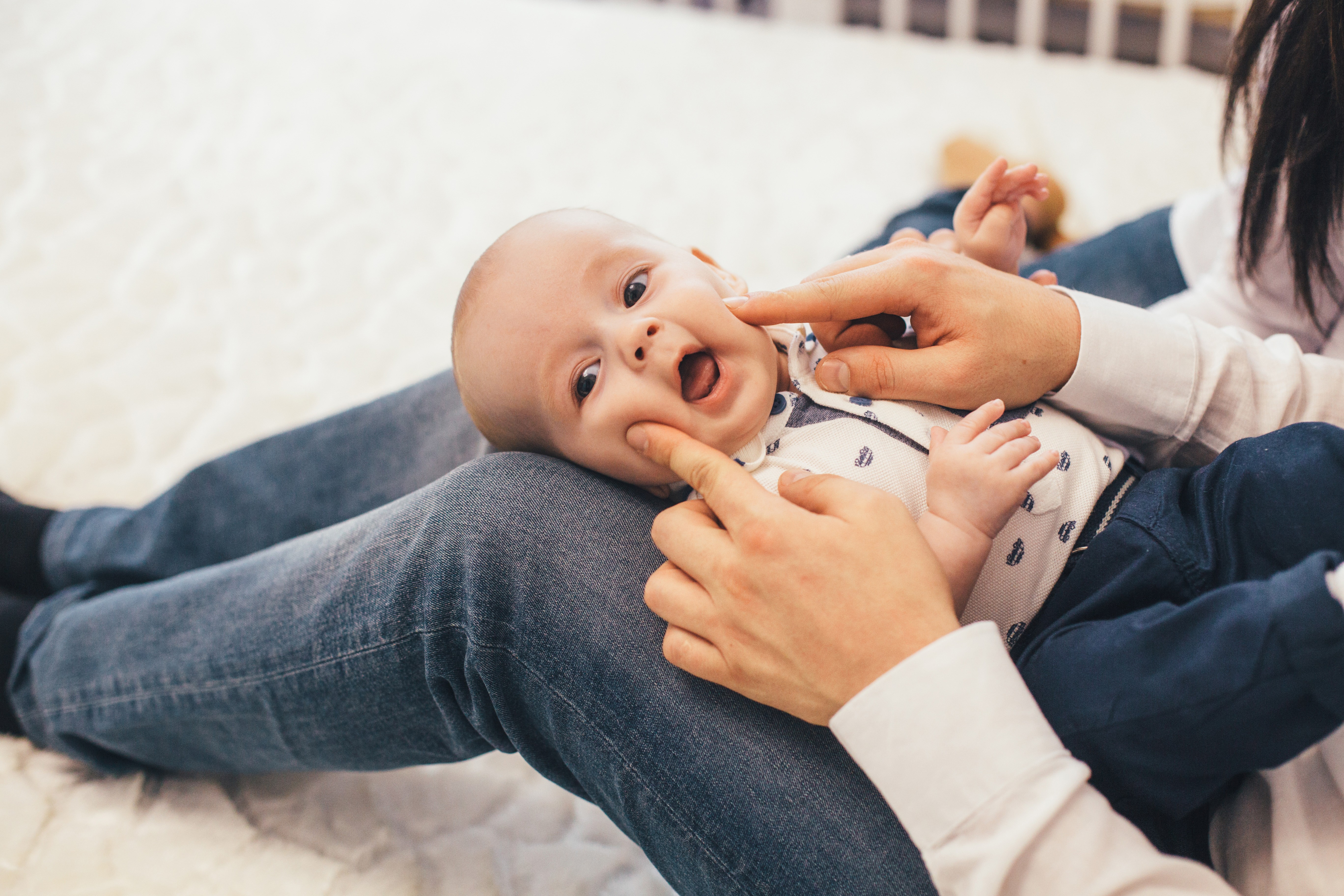 kapan bayi mulai ketawa, perkembangan bayi, cara membuat bayi tertawa, tawa bayi, bayi usia 3-5 bulan, Bunda, si Kecil